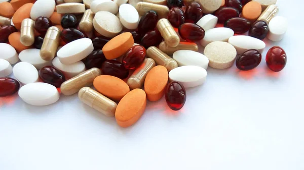 Assortiment Médicaments Pharmaceutiques Colorés Pilules Comprimés Capsules Sur Fond Blanc — Photo