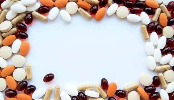 Різні Барвисті Фармацевтичні Таблетки Таблетки Капсули Білому Тлі Аптечна Тема — стокове фото