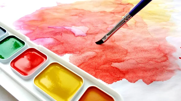 Aquarellfarben Auf Palette Pinsel Und Mehrfarbige Abstrakte Aquarellzeichnungen Bild Auf — Stockfoto