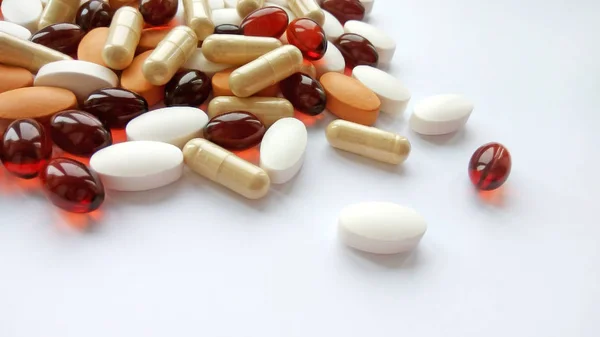 Různé Barevné Farmaceutické Medicíny Prášky Tablety Kapsle Bílém Pozadí Lékárna — Stock fotografie