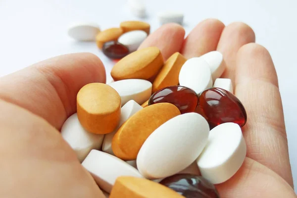 Diverse Kleurrijke Farmaceutische Geneeskunde Pillen Tabletten Capsules Hand Witte Achtergrond — Stockfoto