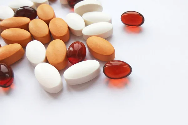 Assortiment Médicaments Pharmaceutiques Colorés Pilules Comprimés Capsules Sur Fond Blanc — Photo