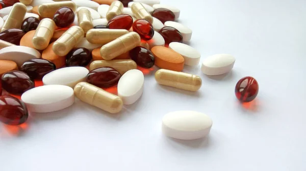 Assortiment Médicaments Pharmaceutiques Colorés Pilules Comprimés Capsules Sur Fond Blanc — Photo
