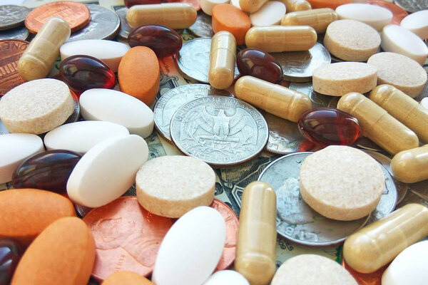 Таблетки, таблетки и капсулы с американскими монетами на долларовом фоне США. Аптека и деньги тема, здравоохранение, рецепт лекарств для лечения лекарств
