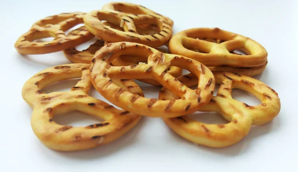 Biscoito Crocante Salgado Mini Pretzels Fundo Branco Fotografia Perto — Fotografia de Stock