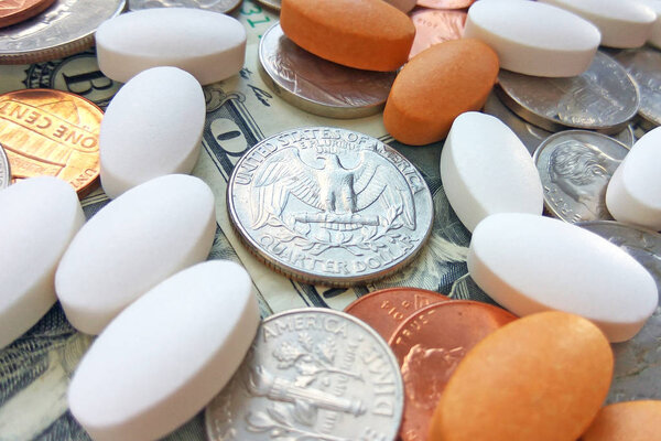 Таблетки, таблетки и капсулы с американскими монетами на долларовом фоне США. Аптека и деньги тема, здравоохранение, рецепт лекарств для лечения лекарств
