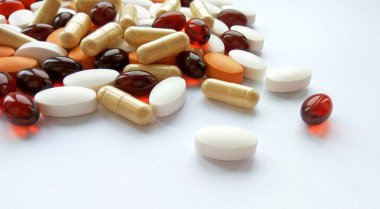 Çeşitli renkli ilaç tıp hap, Tablet ve kapsüller beyaz arka plan üzerinde. Eczane Tema, sağlık, tedavi ilaç ve ilaç ilaç için ilaç reçete
