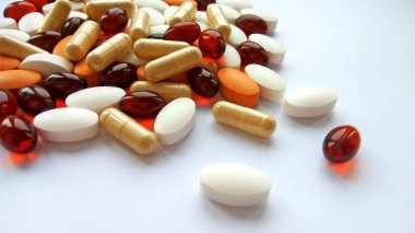 Çeşitli renkli ilaç tıp hap, Tablet ve kapsüller beyaz arka plan üzerinde. Eczane Tema, sağlık, tedavi ilaç ve ilaç ilaç için ilaç reçete