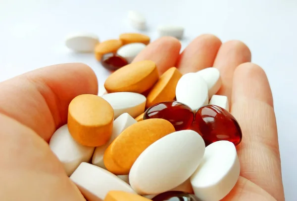 Různé Barevné Farmaceutické Medicíny Prášky Tablety Kapsle Ruce Bílém Pozadí — Stock fotografie