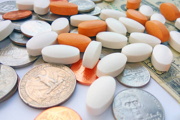 Таблетки, таблетки и капсулы с американскими монетами на долларовом фоне США. Аптека и деньги тема, здравоохранение, рецепт лекарств для лечения лекарств
