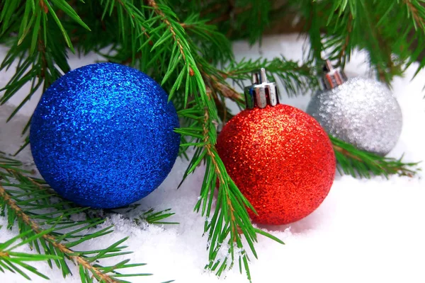 Blaue Rote Und Silberne Neujahrsbälle Mit Grünem Tannenbaum Auf Schneebedecktem — Stockfoto