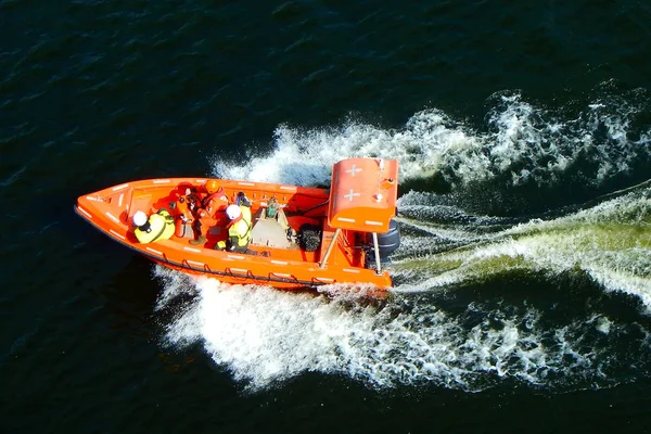 Pessoas Coletes Salva Vidas Laranja Barco Resgate Seguro Com Mar — Fotografia de Stock