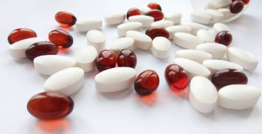 Çeşitli renkli ilaç tıp hap, Tablet ve kapsüller içinde..... şişe beyaz arka plan üzerinde. Eczane Tema, sağlık, ilaç reçete tedavisi ilaç