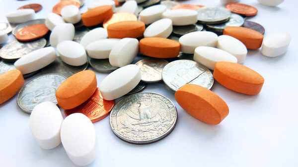 Таблетки, таблетки и капсулы с американскими монетами на долларовом фоне США. Аптека и деньги тема, здравоохранение, рецепт лекарств для лечения лекарств
