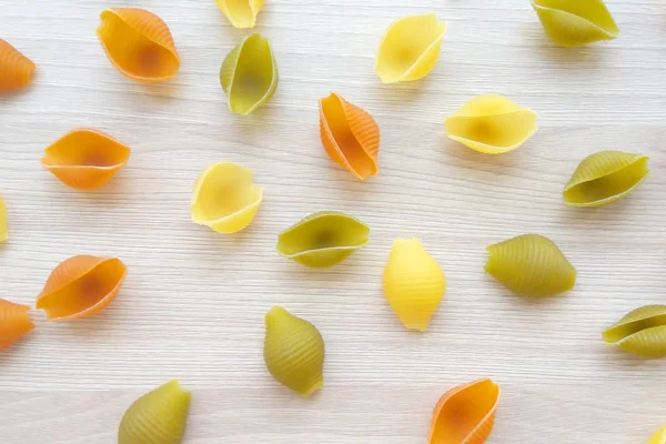 Texturált Olasz Élelmiszer Háttér Színes Nyers Conchiglie Tészták Fából Készült — Stock Fotó