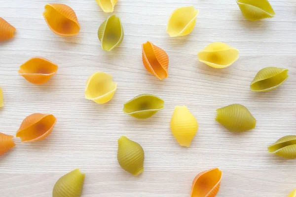 Texturerat Italiensk Mat Bakgrund Färgglada Okokt Conchiglie Pasta Träbord Ovanifrån — Stockfoto