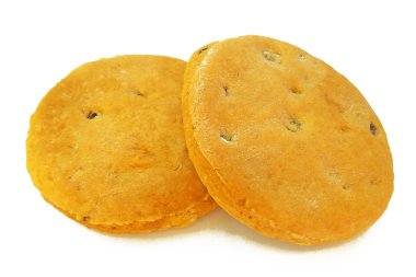 Beyaz arka plan üzerinde izole üzümlü taze pişmiş ev yapımı kurabiyeler. Fotoğraf kadar kapatın