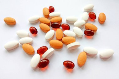 Çeşitli renkli ilaç tıp hap, Tablet ve kapsüller beyaz arka plan üzerinde. Eczane Tema, sağlık, tedavi ilaç ve ilaç ilaç için ilaç reçete
