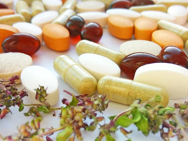 Bylinné Léky Pilulky Suchými Přírodními Bylinkami Bílém Pozadí Koncept Rostlinné — Stock fotografie