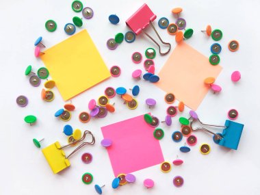 Geri okul, ofis, iş ve eğitim kavramı için renkli sabit. Okul ve ofis malzemeleri ataç, iğne, notlar, beyaz arka plan üzerinde çıkartmalar. Kadar alay et. Fotoğraf kadar kapatın