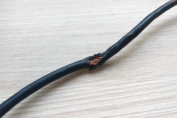 Cable Eléctrico Negro Dañado Sobre Fondo Madera Cable Eléctrico Peligroso — Foto de Stock