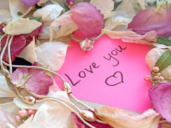 Amo Messaggio Sulla Nota Adesiva Rosa Con Rosa Secca Petali — Foto Stock
