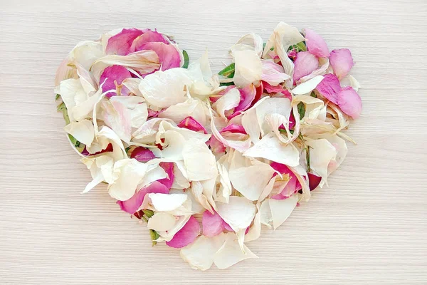 Forma Coração Leve Rosa Branco Rosa Pétalas Orquídea Fundo Madeira — Fotografia de Stock