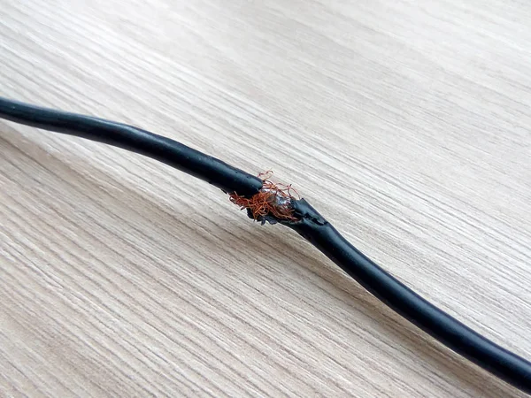 Cable Eléctrico Negro Dañado Sobre Mesa Madera Fondo Del Suelo — Foto de Stock