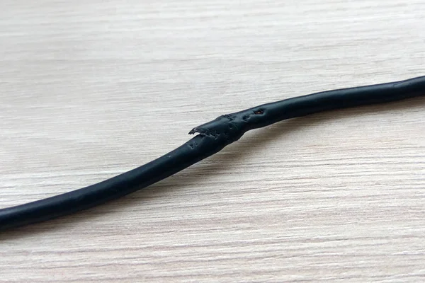 Cable Eléctrico Negro Dañado Sobre Mesa Madera Fondo Del Suelo — Foto de Stock