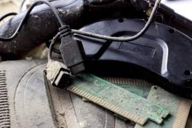 Retro gamepad, denetleyici ve oyun konsolu vith kir ve toz kaplı. Eski ve modası geçmiş teknolojileri kavramı