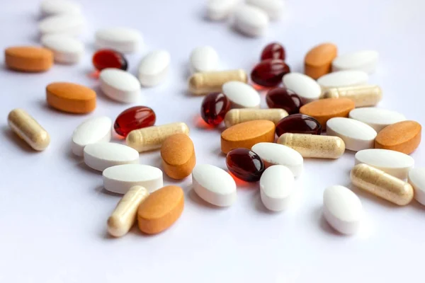 药学主题 治疗药物和药物的药物处方 药物药丸 片剂和胶囊在白色背景 — 图库照片