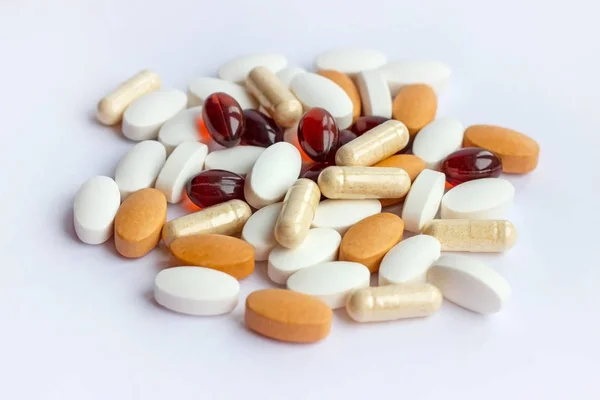 药学主题 治疗药物和药物的药物处方 药物药丸 片剂和胶囊在白色背景 — 图库照片