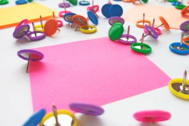 Renkli sabit, okula geri, ofis, iş ve eğitim konsepti. Okul ve ofis kağıt klipler, beyaz arka planda iğne sağlar. Üstte görünüm, yakın çekim