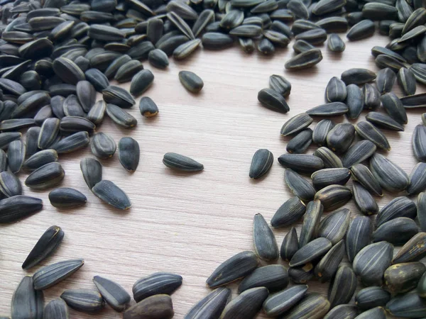 Zwarte Organische Zonnebloempitten Houten Tafel Achtergrond — Stockfoto