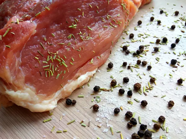 Organiczne Surowe Mięso Wieprzowe Chop Stek Solą Pieprzem Rozmarynem Gotowy — Zdjęcie stockowe