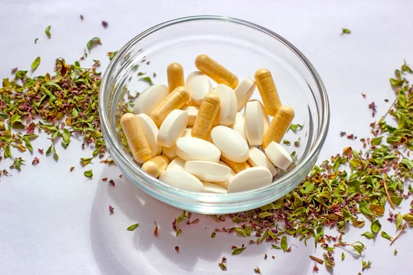 Suplementos Nutricionais Pílulas Uma Tigela Fundo Ervas Secas Medicina Alternativa — Fotografia de Stock