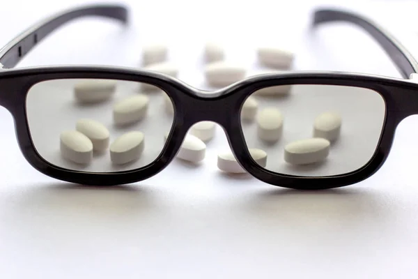 Comprimidos Brancos Comprimidos Com Óculos Fundo Claro Conceito Farmácia Medicina — Fotografia de Stock