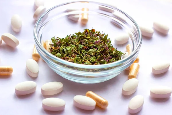 干草药在碗上营养补充剂丸背景 替代草药 自然疗法和顺势疗法 医学药物 有机维生素和多种维生素的概念 — 图库照片