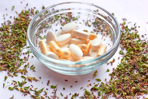 Suplementos Nutricionais Pílulas Uma Tigela Fundo Ervas Secas Medicina Alternativa — Fotografia de Stock