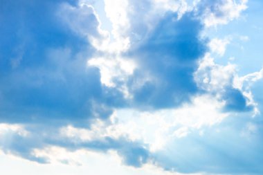 Bir arka plan olarak yaz sabahı barış gününde kabarık bulutlar ile güzel kasvetli mavi gökyüzü. Gri, beyaz ve turkuaz renk bulanık ufuk çizgisi fotoğrafçılığı