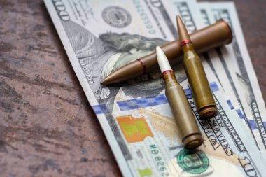 Amerikan doları geçmişinde silah mermileri. Askeri sanayi, savaş, küresel silah ticareti ve suç kavramı.