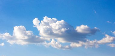 Basit, güzel, kasvetli, mavi bir gökyüzü. Yaz sabahı kabarık bulutlar. Huzur dolu bir arka plan. Gri, beyaz ve turkuaz renk bulanık siluet desen fotoğrafçılığı