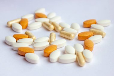 Birçok farklı ilaç ilaçları, tabletler ve beyaz arka planda kapsüller. Eczane teması, sağlık, ilaç reçete tedavi ilaç ve ilaçlama için