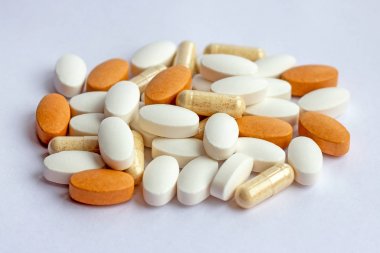 Birçok farklı ilaç ilaçları, tabletler ve beyaz arka planda kapsüller. Eczane teması, sağlık, ilaç reçete tedavi ilaç ve ilaçlama için