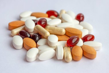 Birçok farklı ilaç ilaçları, tabletler ve beyaz arka planda kapsüller. Eczane teması, sağlık, ilaç reçete tedavi ilaç ve ilaçlama için