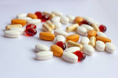 Birçok farklı ilaç ilaçları, tabletler ve beyaz arka planda kapsüller. Eczane teması, sağlık, ilaç reçete tedavi ilaç ve ilaçlama için