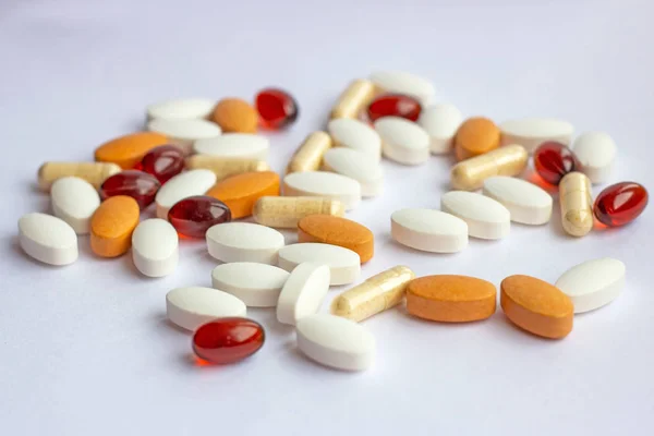 Muchas Píldoras Tabletas Cápsulas Medicamentos Farmacéuticos Diferentes Sobre Fondo Blanco —  Fotos de Stock