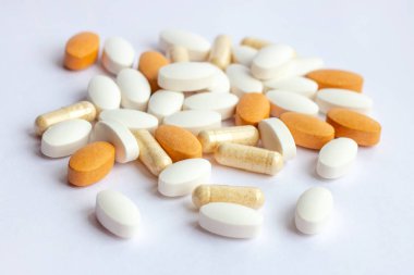 Birçok farklı ilaç ilaçları, tabletler ve beyaz arka planda kapsüller. Eczane teması, sağlık, ilaç reçete tedavi ilaç ve ilaçlama için.