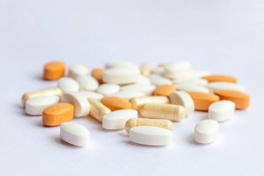 Birçok farklı ilaç ilaçları, tabletler ve beyaz arka planda kapsüller. Eczane teması, sağlık, ilaç reçete tedavi ilaç ve ilaçlama için.