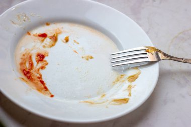 Tahta çatallı, kirli ve boş bir tabak..